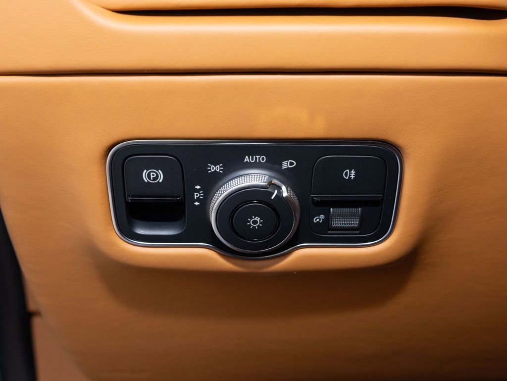 Used 2025 Aston Martin DB12 Volante image 32