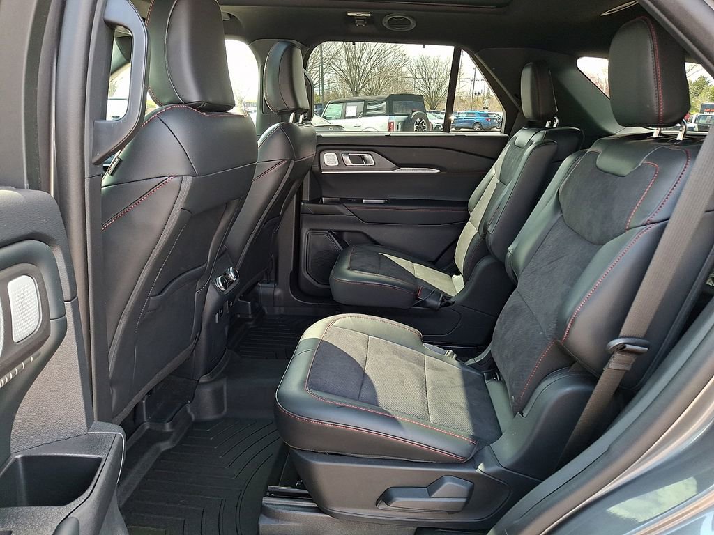 Used 2025 Ford Explorer ST image 13