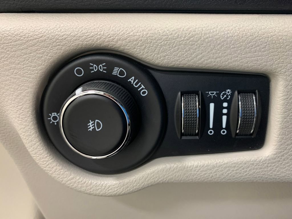 Used 2021 Chrysler Pacifica Touring-L image 25