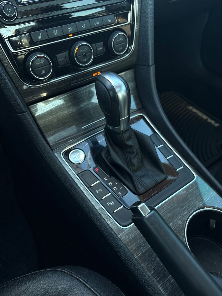 Used 2017 Volkswagen Passat 1.8T SEL Premium image 19