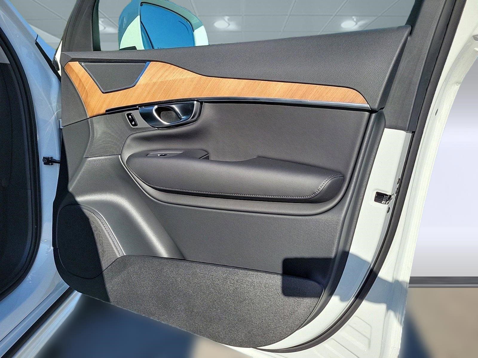 New 2024 Volvo XC90 T8 Plus w/ Protection Package Premier image 40