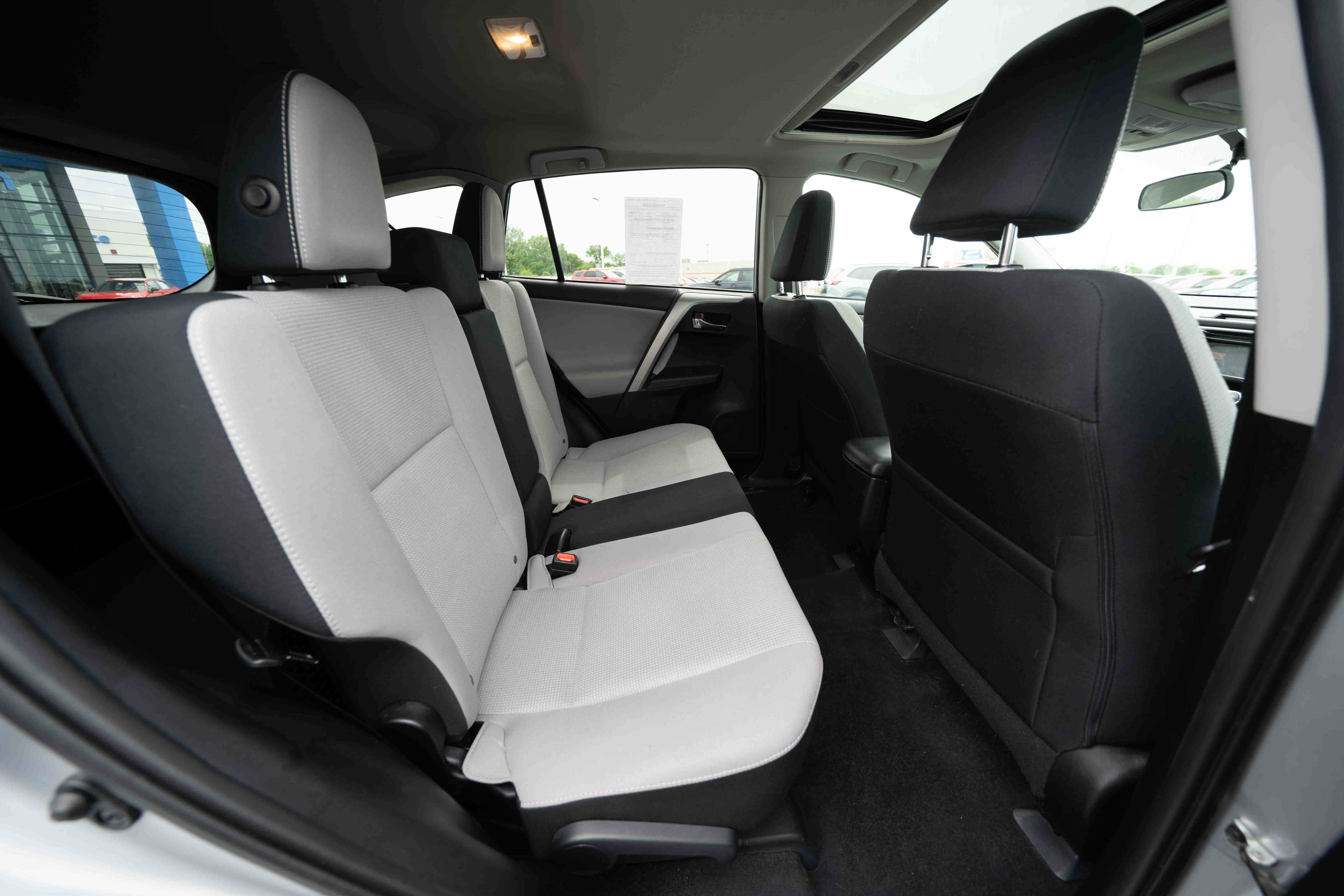 Used 2016 Toyota RAV4 XLE AWD/4WD image 25