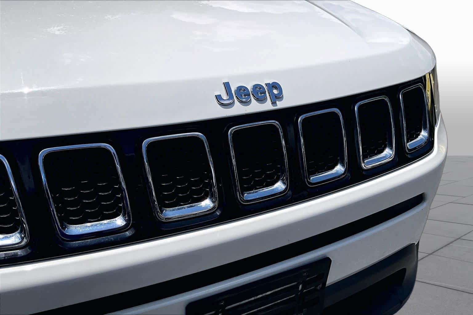 Used 2018 Jeep Compass Latitude w/ Popular Equipment Group FWD image 32