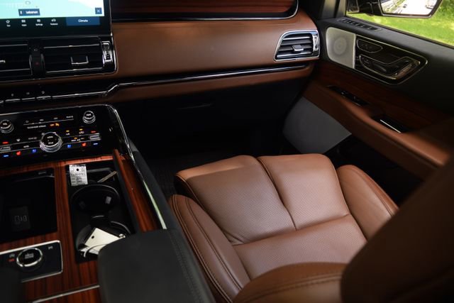 Used 2024 Lincoln Navigator L Reserve AWD/4WD image 13