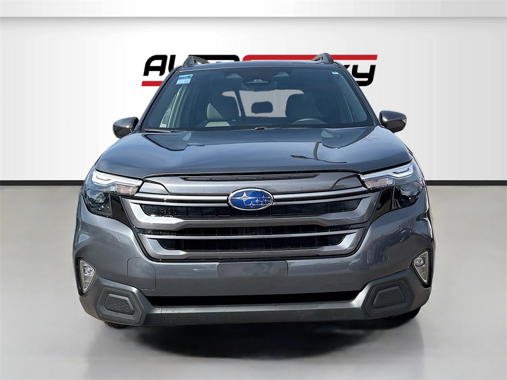 Used 2025 Subaru Forester Premium image 2