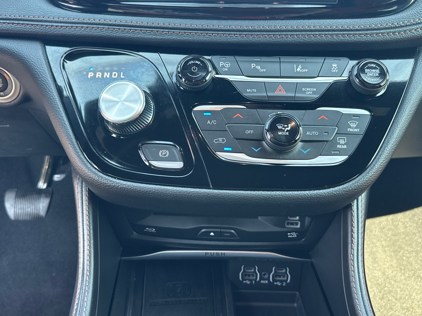 Used 2024 Chrysler Pacifica Pinnacle FWD image 15