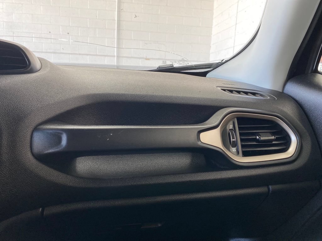 Used 2017 Jeep Renegade Latitude FWD image 27