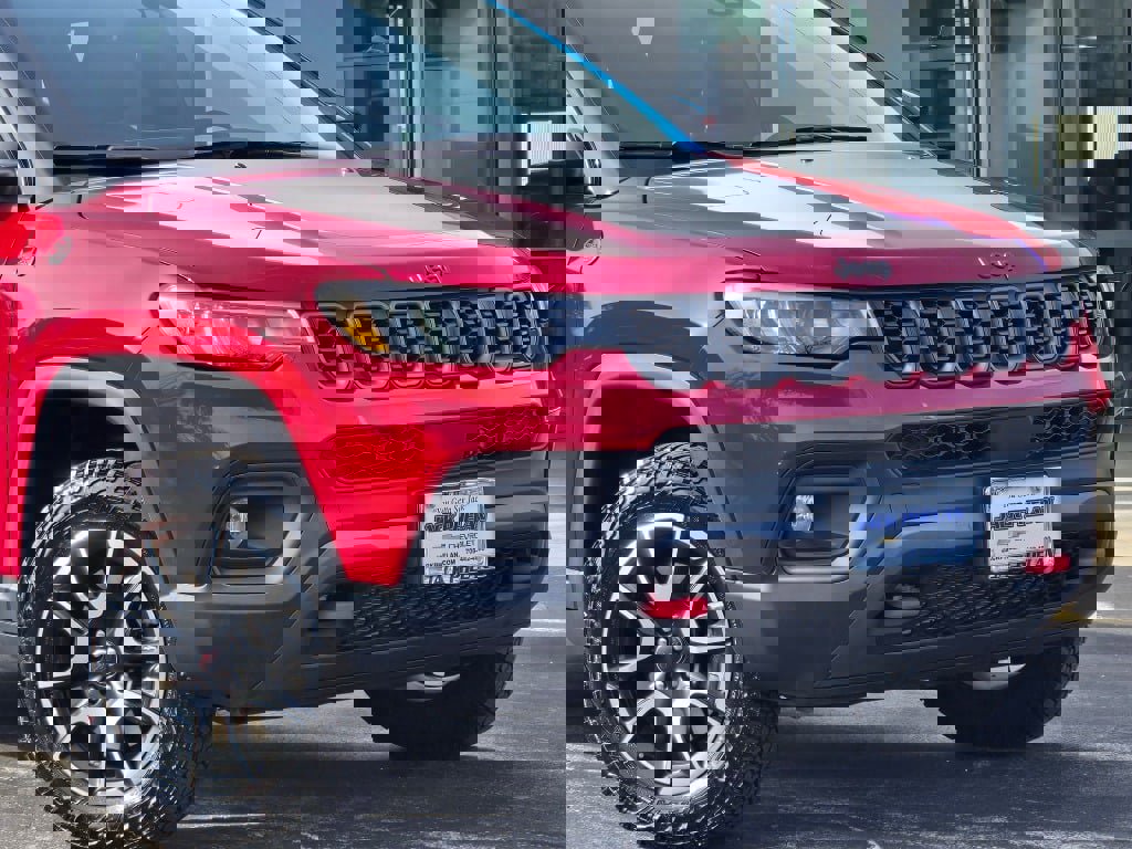 Used 2025 Jeep Compass Trailhawk image 3