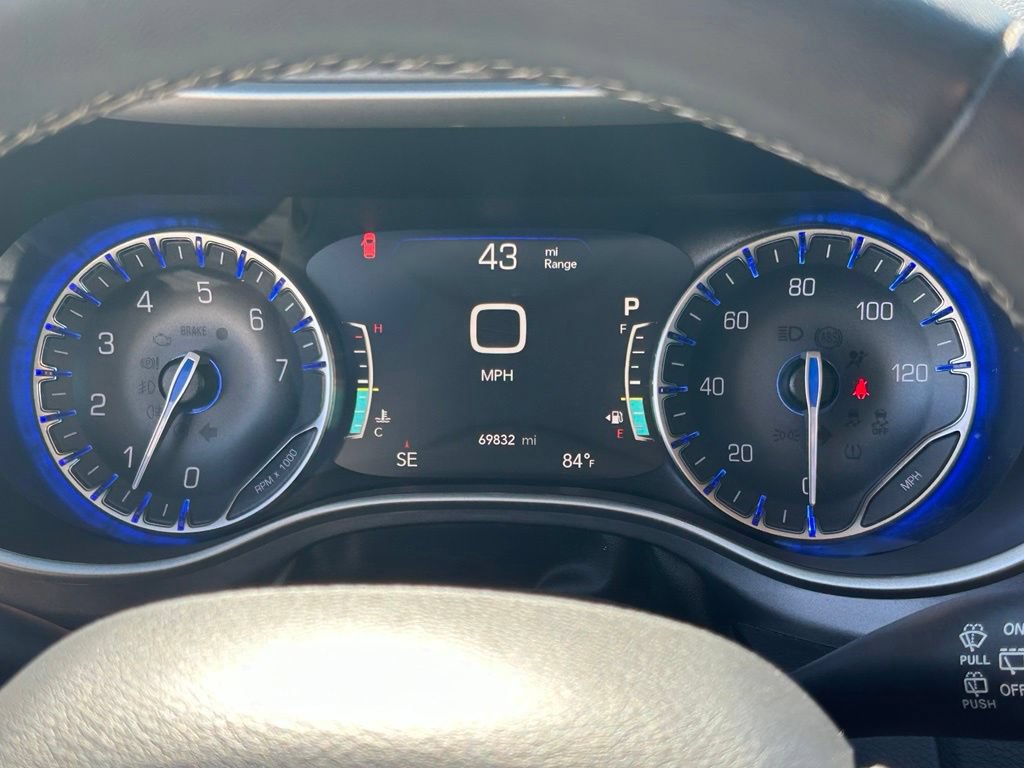 Used 2023 Chrysler Pacifica Touring-L FWD image 27
