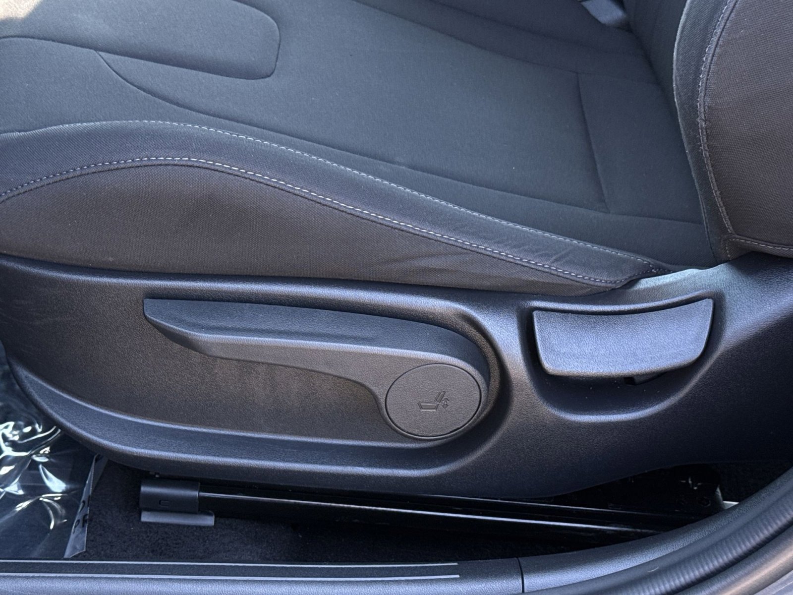Certified 2024 Hyundai Elantra SEL FWD image 19