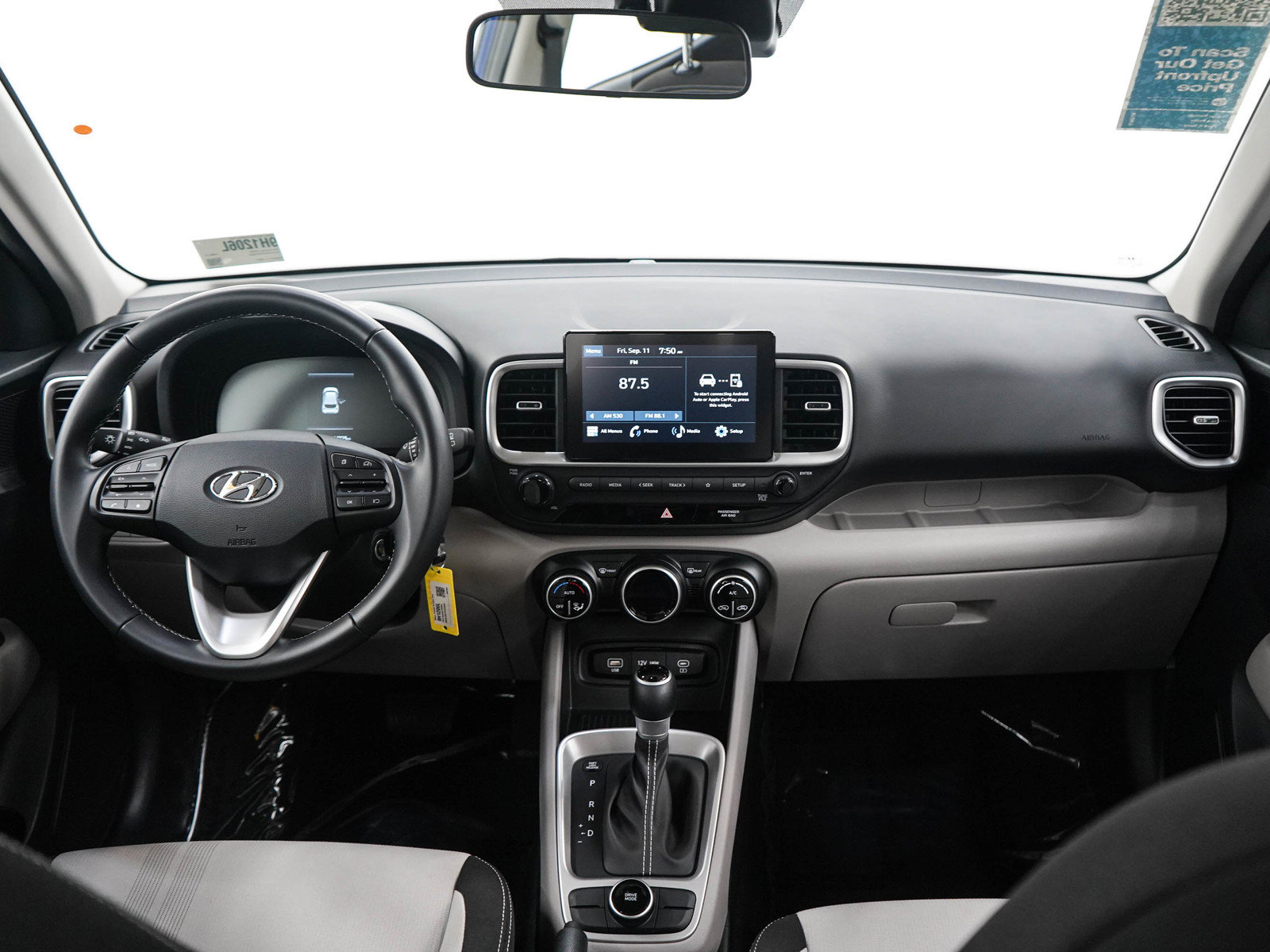 Used 2023 Hyundai Venue SEL FWD image 13