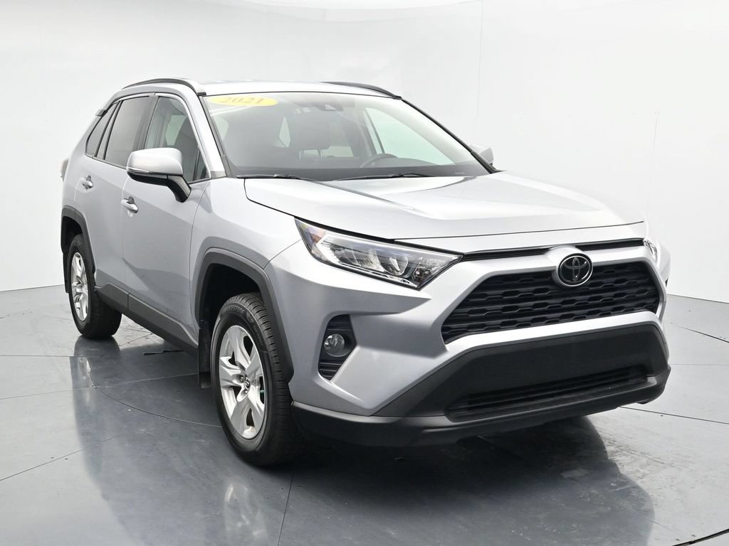 Used 2021 Toyota RAV4 XLE AWD/4WD image 2