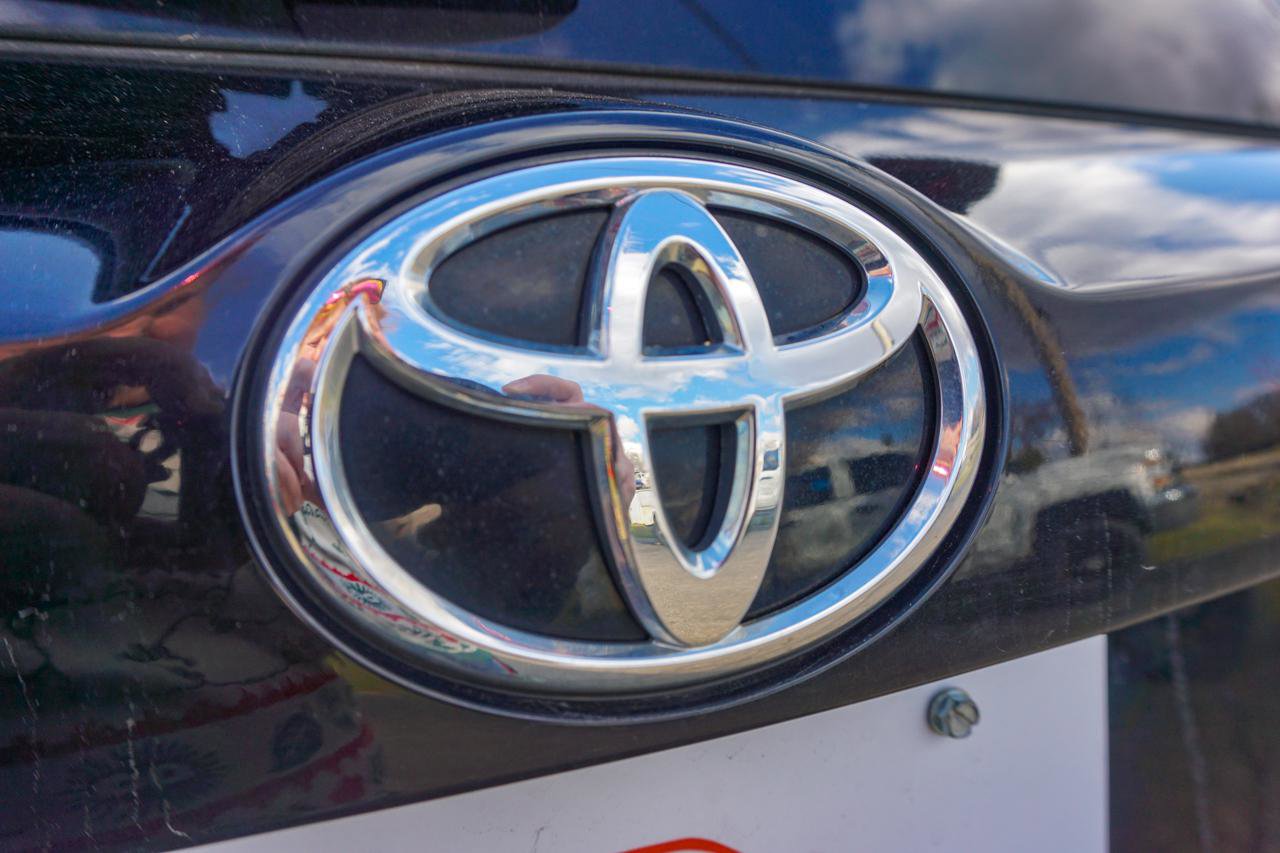 Used 2015 Toyota RAV4 LE image 6