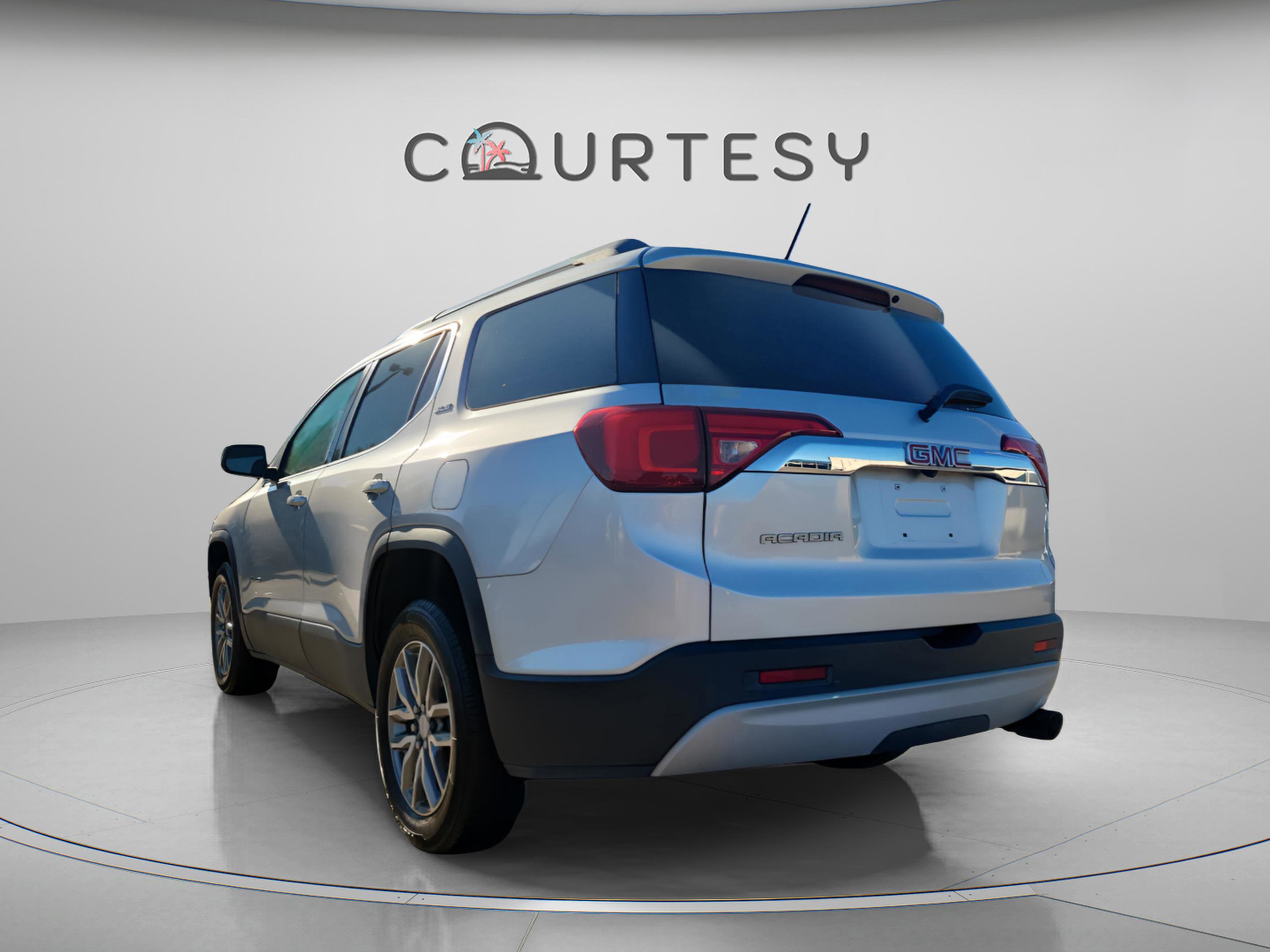 Used 2018 GMC Acadia SLE image 3