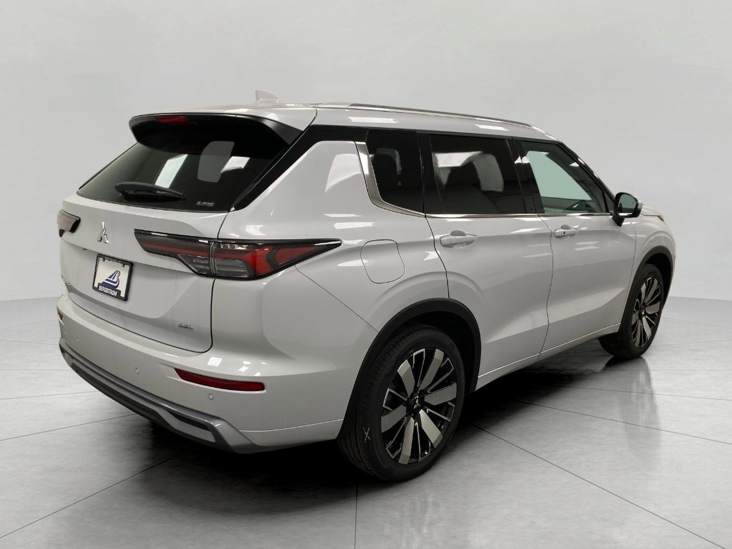 New 2026 Mitsubishi Outlander SEL image 3