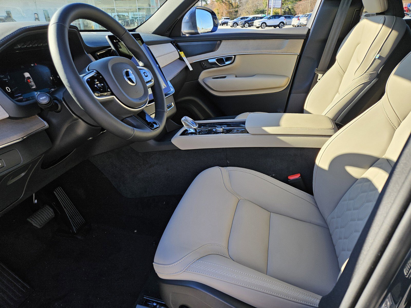 New 2026 Volvo XC90 B6 Plus w/ Protection Package Premier AWD/4WD image 7