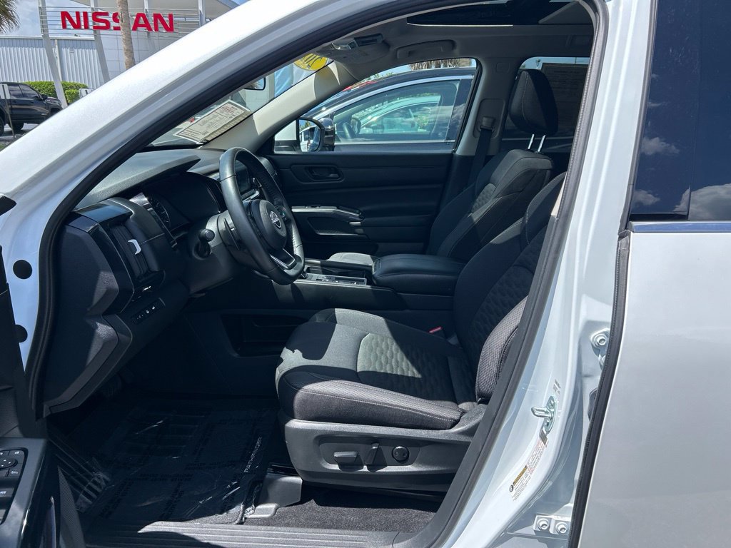 Certified 2025 Nissan Pathfinder SV w/ SV Premium Package FWD image 17