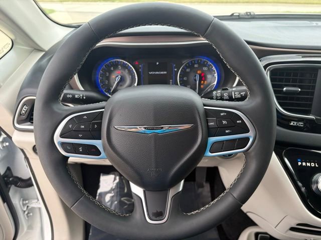 Used 2023 Chrysler Voyager LX image 12