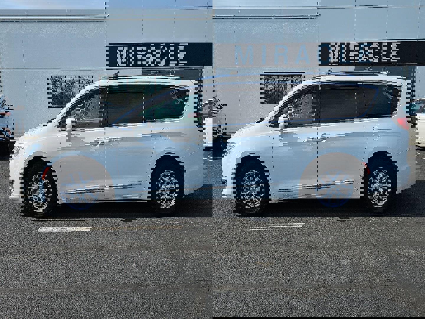 Used 2020 Chrysler Pacifica Touring-L image 3