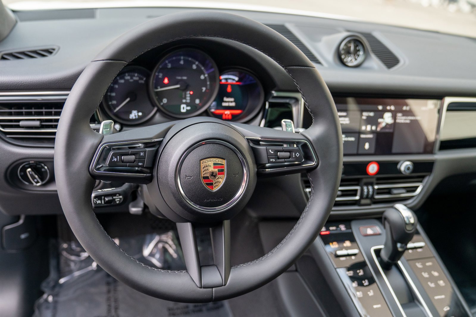 Certified 2025 Porsche Macan image 12