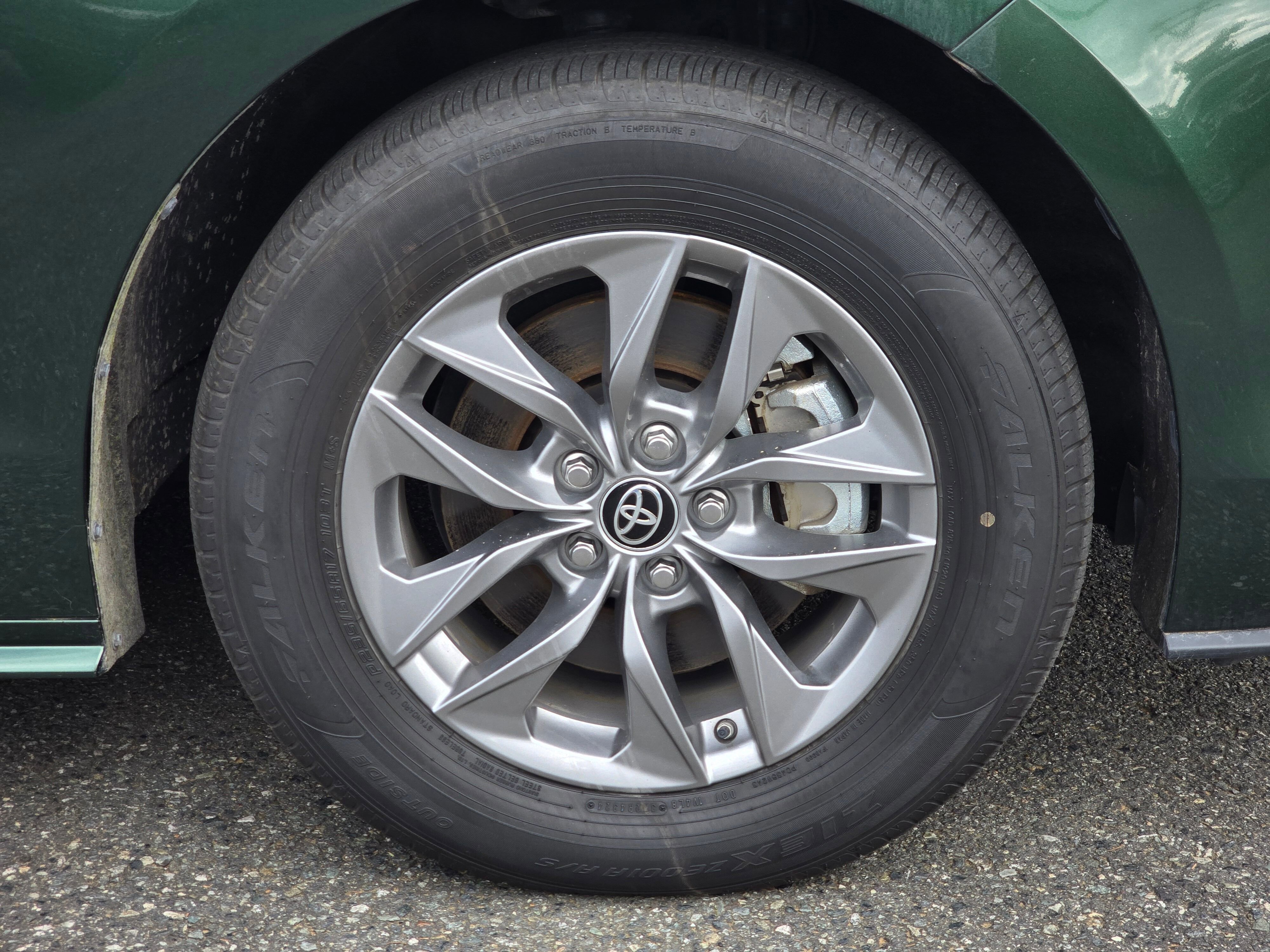 Used 2025 Toyota Sienna LE FWD image 9