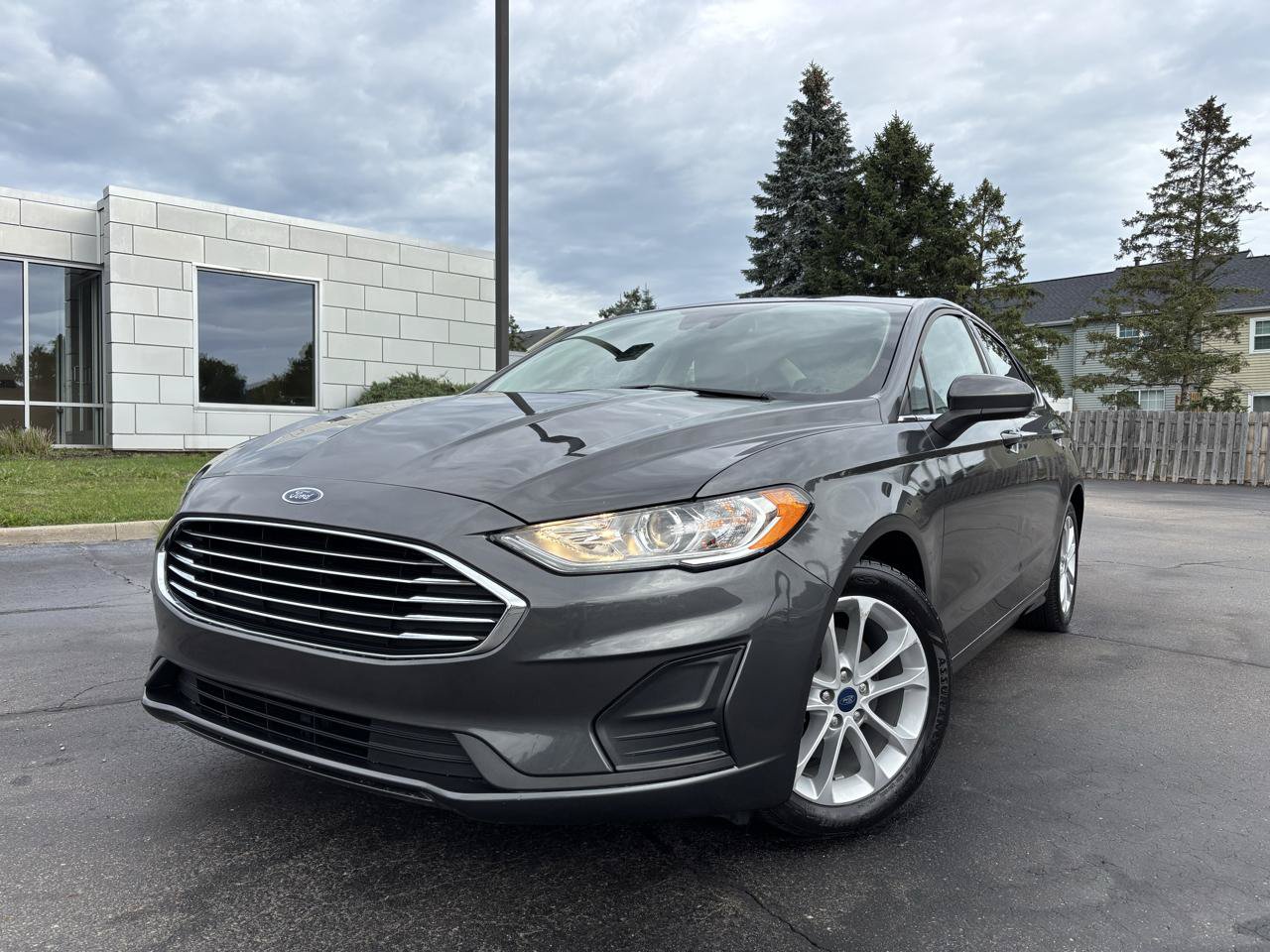 Used 2020 Ford Fusion SE FWD image 1