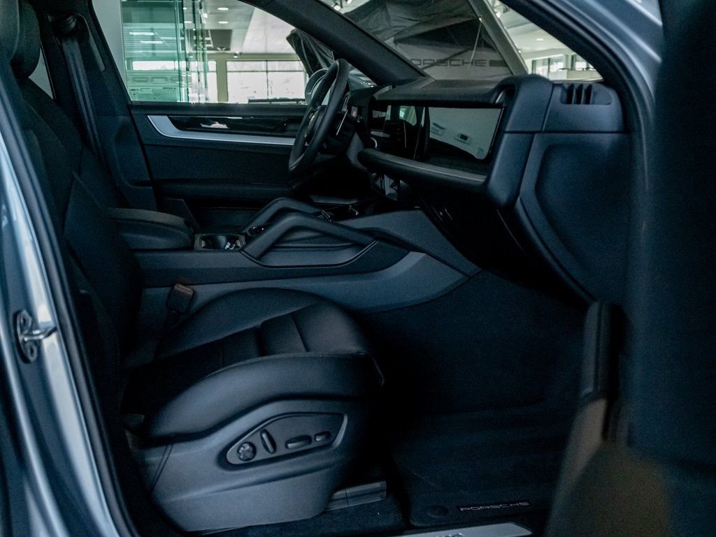 Certified 2025 Porsche Cayenne AWD/4WD image 12