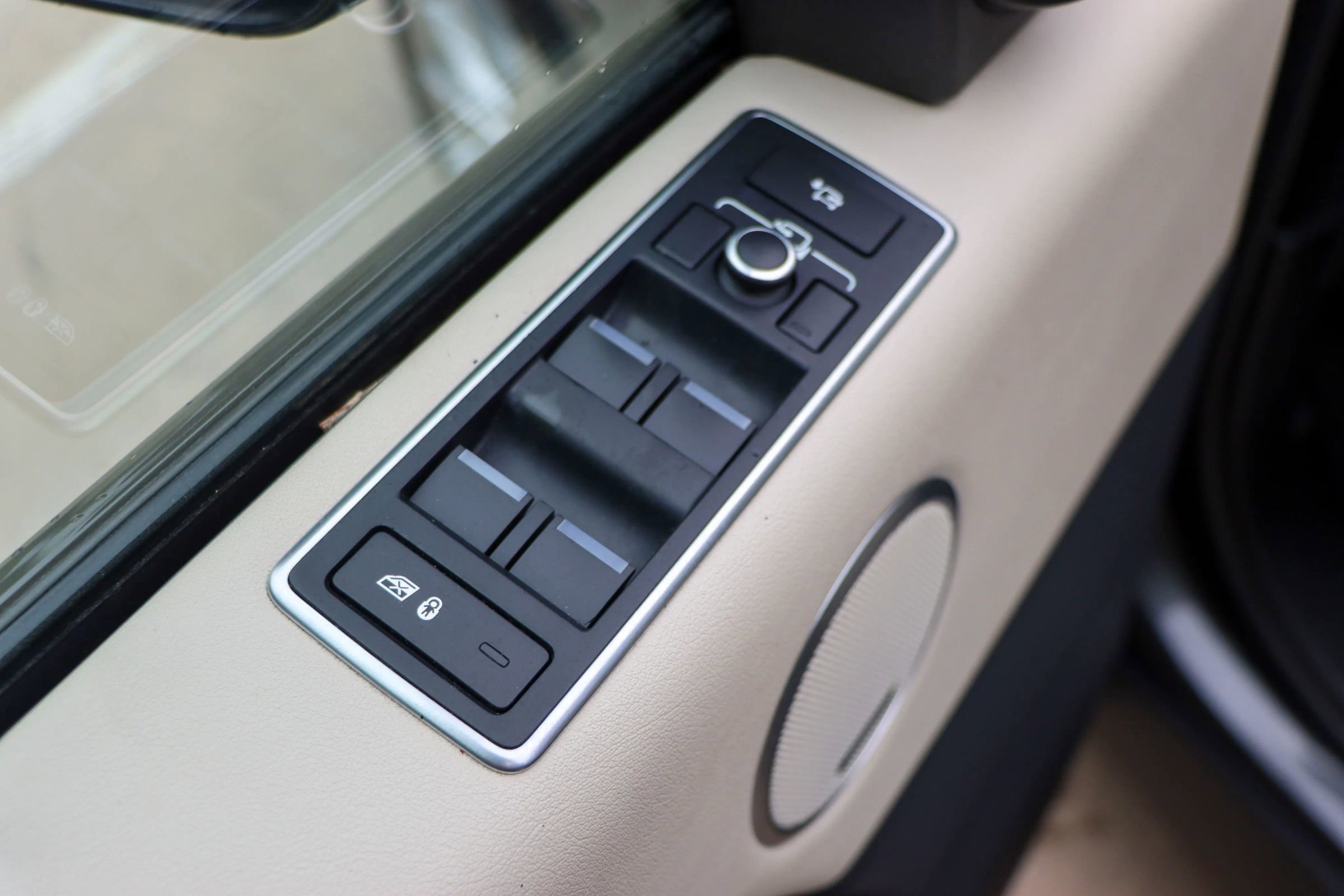 Used 2017 Land Rover Range Rover HSE image 10