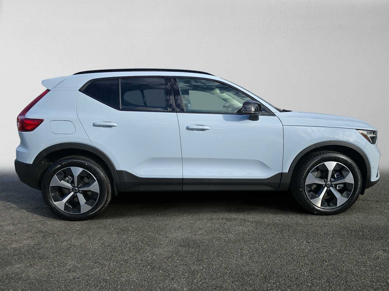 New 2026 Volvo XC40 B5 Plus w/ Protection Package Premier AWD/4WD image 2