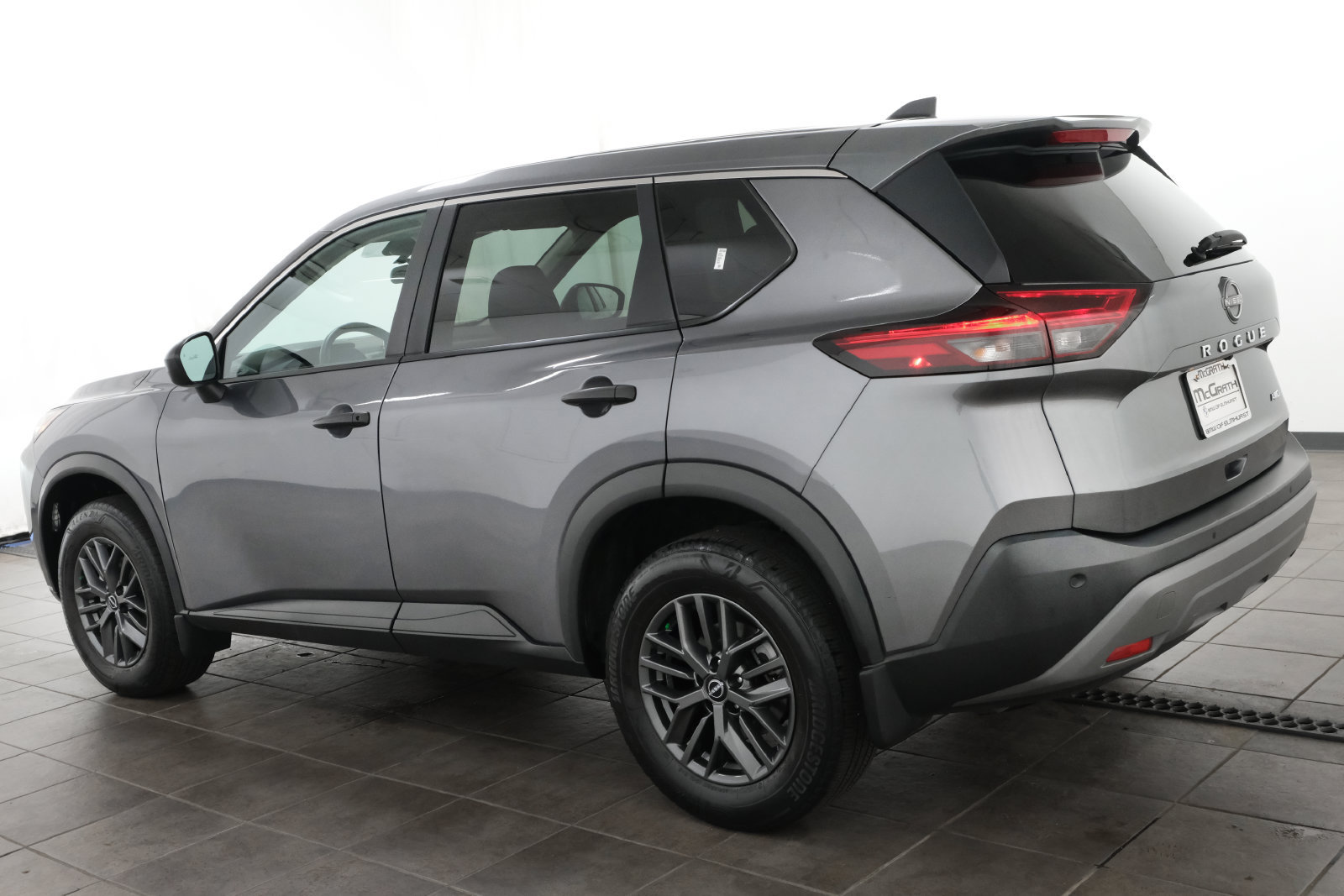 Used 2023 Nissan Rogue S AWD/4WD image 3