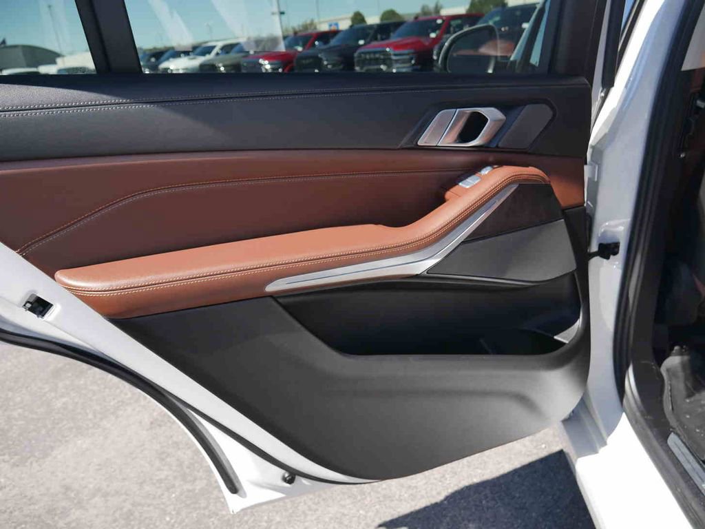 Used 2023 BMW X7 xDrive40i w/ Premium Package image 16