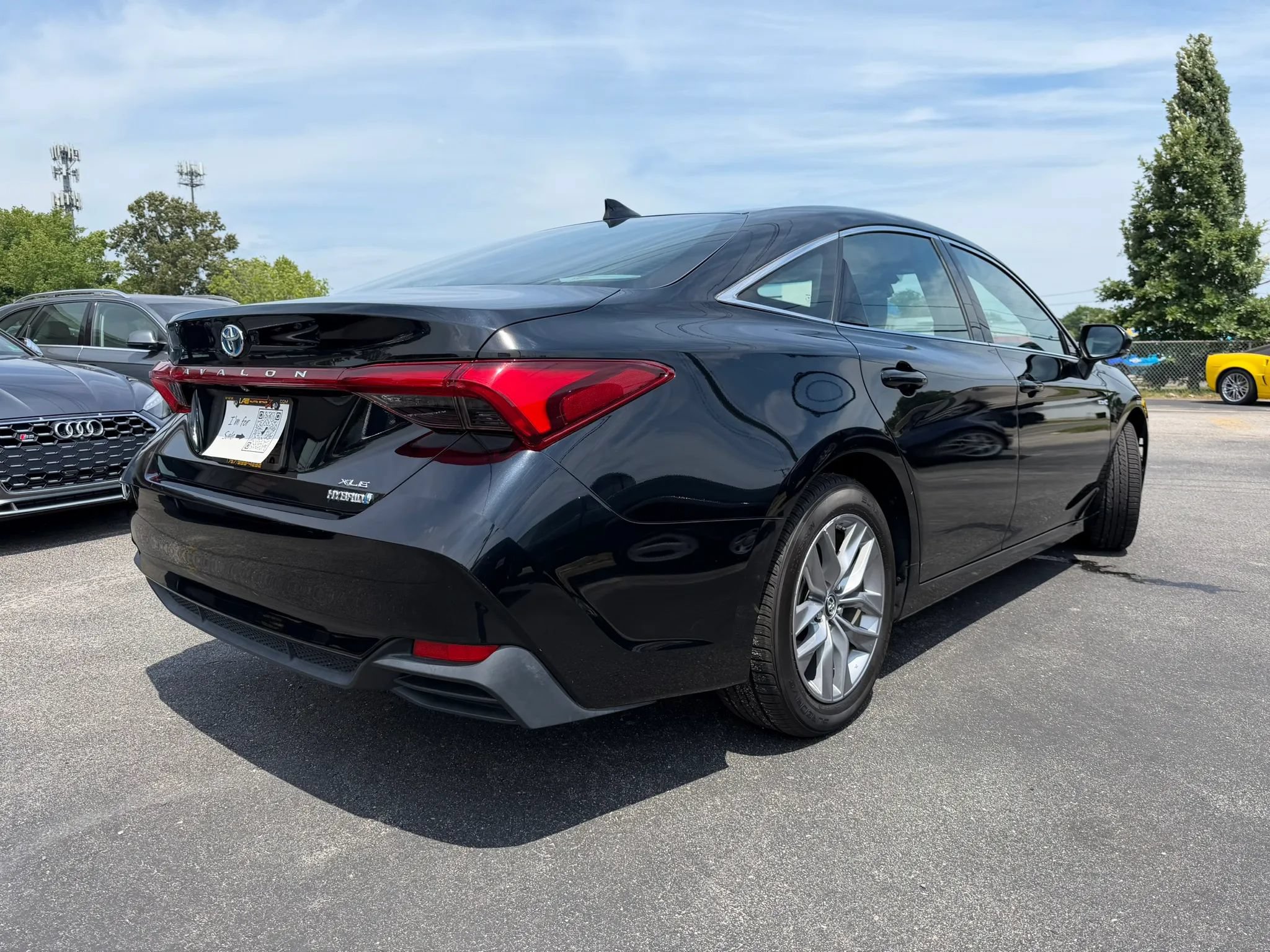 Used 2019 Toyota Avalon XLE FWD image 3