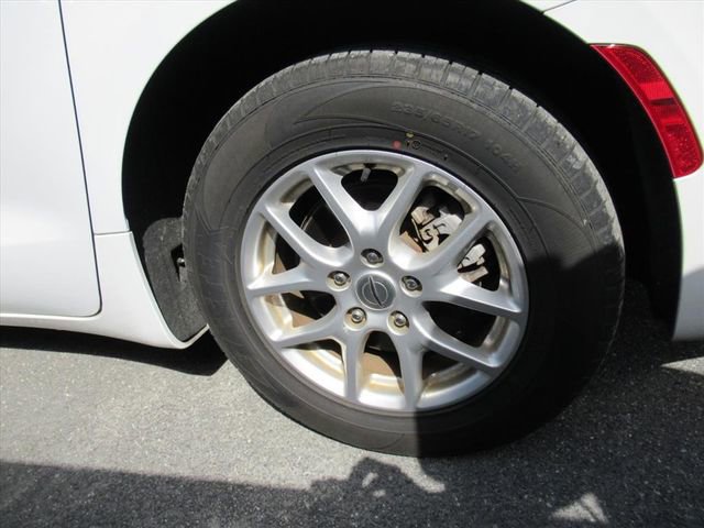 Used 2022 Chrysler Voyager LX image 5