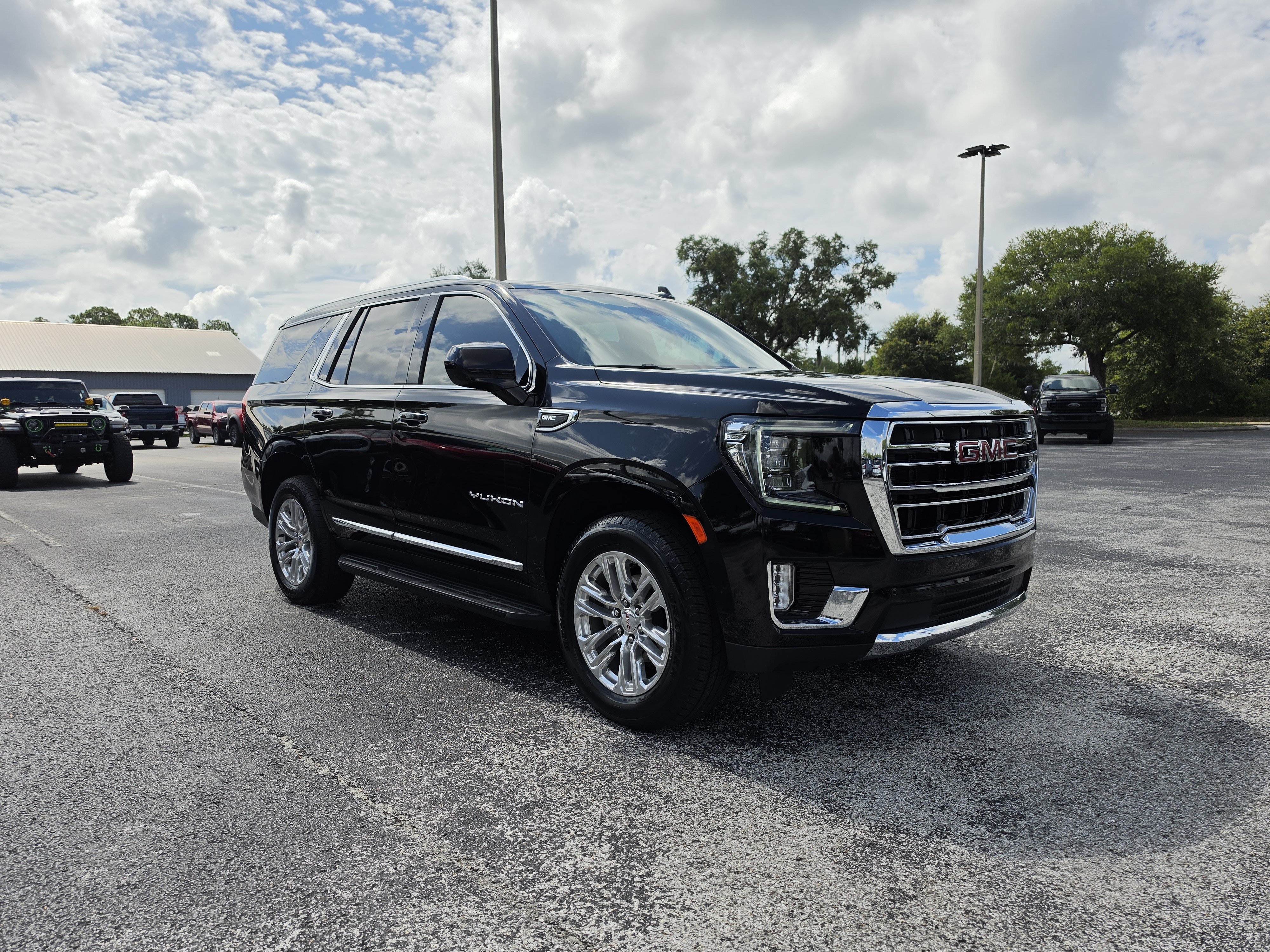 Certified 2023 GMC Yukon SLT RWD image 1