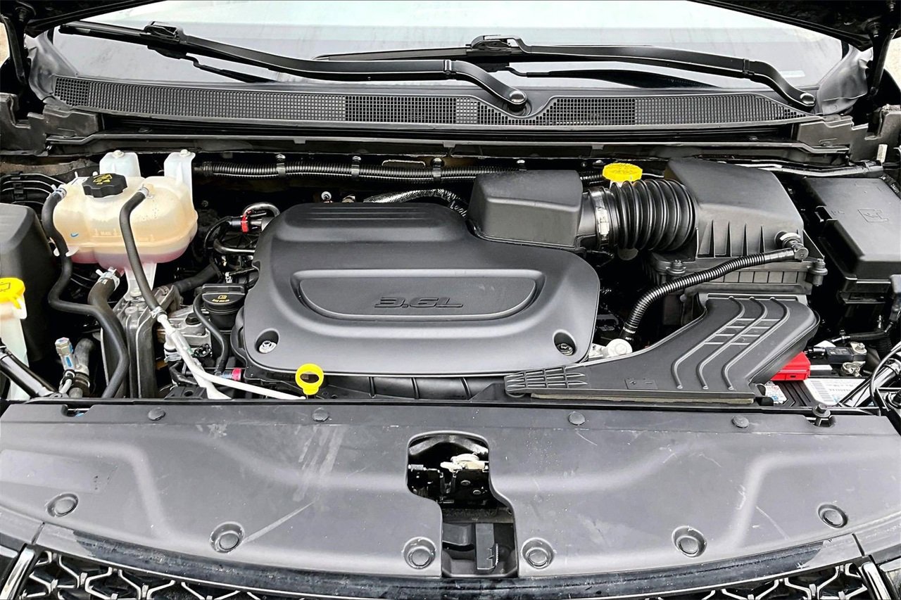 Certified 2024 Chrysler Pacifica Touring-L image 36