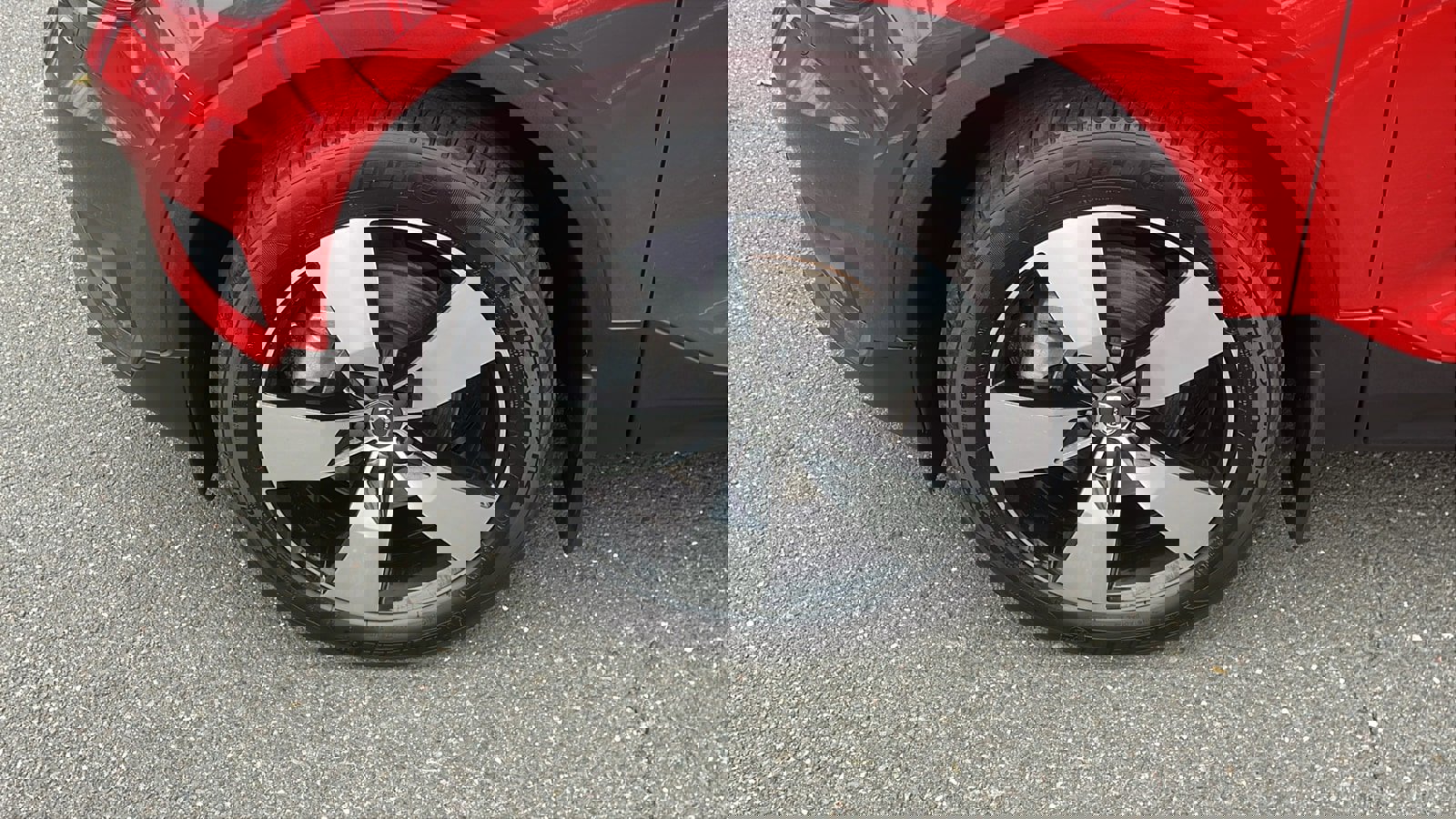 Used 2022 Volvo XC40 T5 Momentum image 9