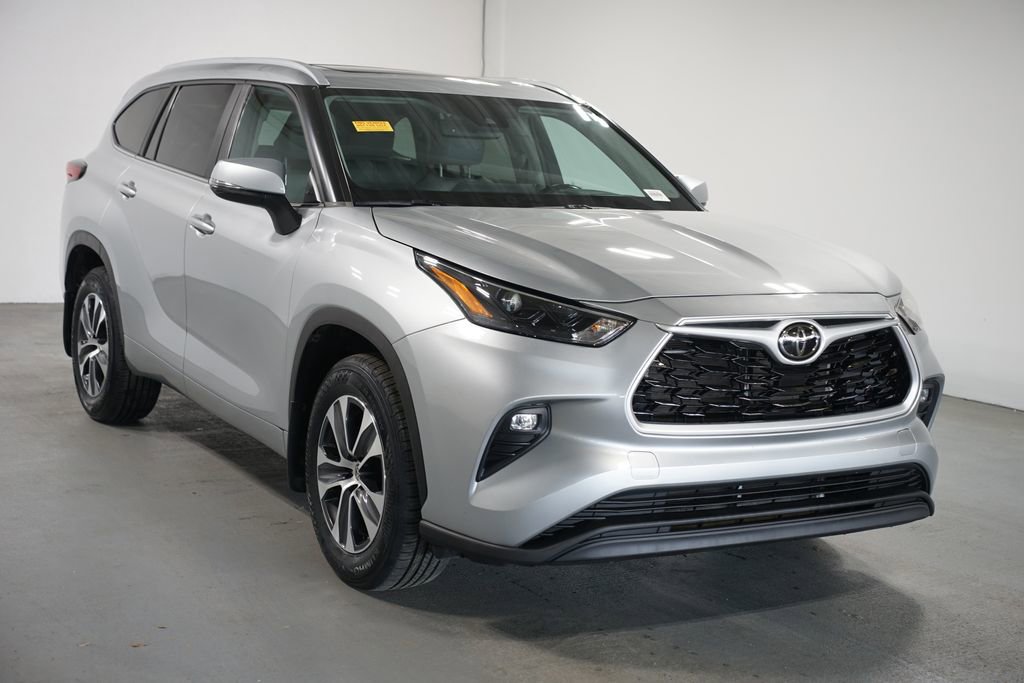 Used 2023 Toyota Highlander XLE image 3
