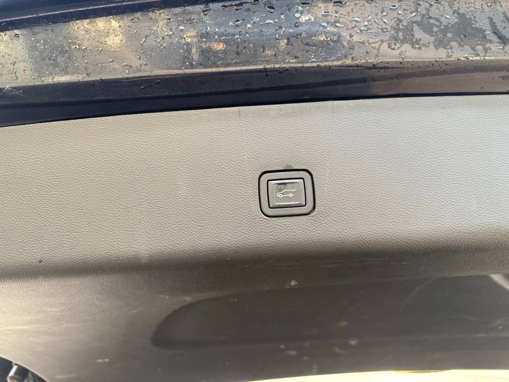 Used 2023 Chevrolet Traverse LT w/ Rear Camera Mirror Package image 21