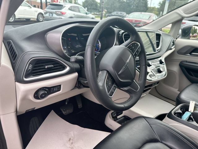 Used 2023 Chrysler Pacifica Touring-L FWD image 13