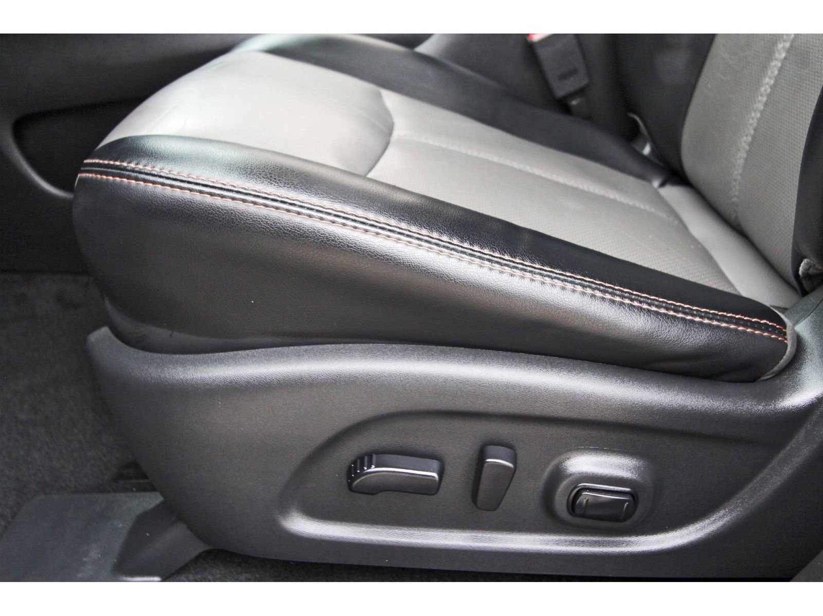 Used 2019 Nissan Pathfinder SL FWD image 32
