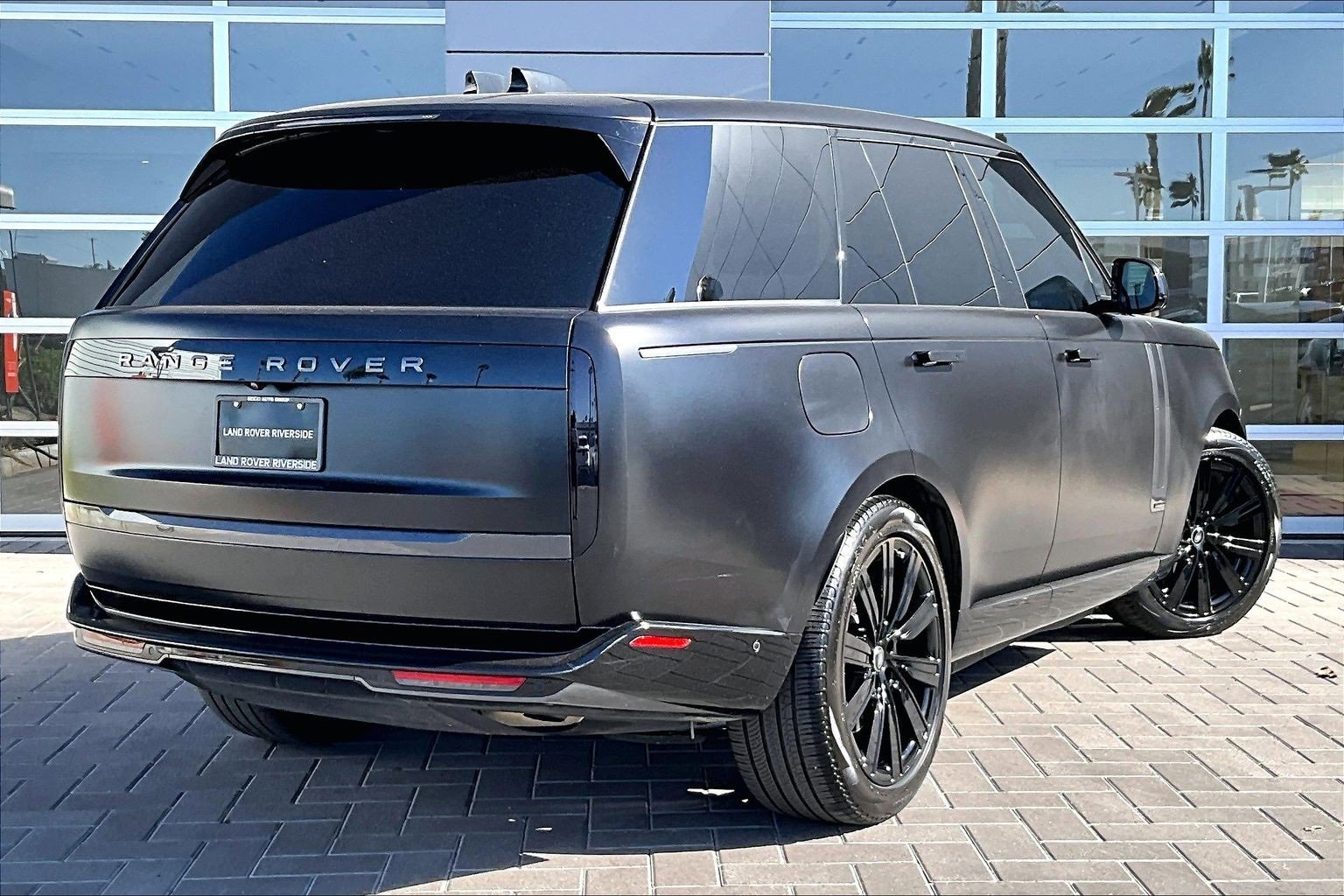 Used 2025 Land Rover Range Rover Autobiography image 12
