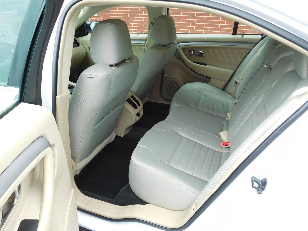 Used 2016 Ford Taurus SE FWD image 12