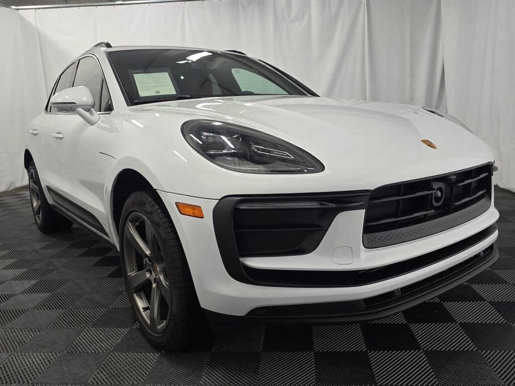 Certified 2025 Porsche Macan image 9