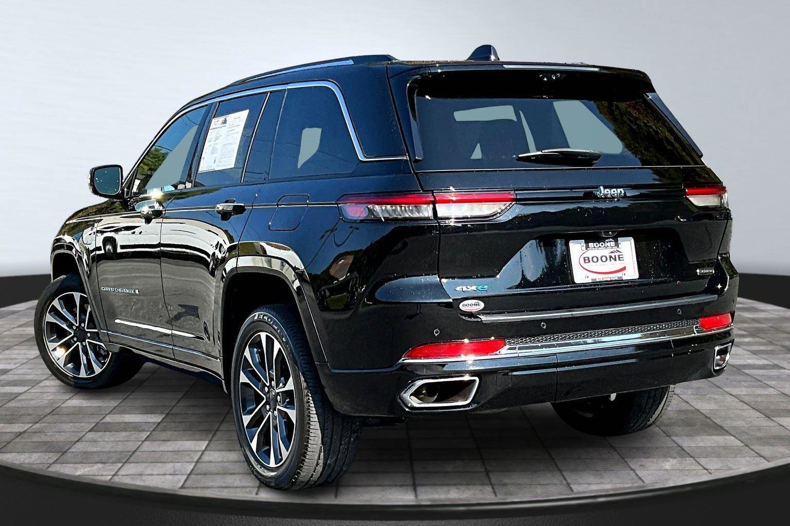Used 2024 Jeep Grand Cherokee Overland w/ Luxury Tech Group IV image 2