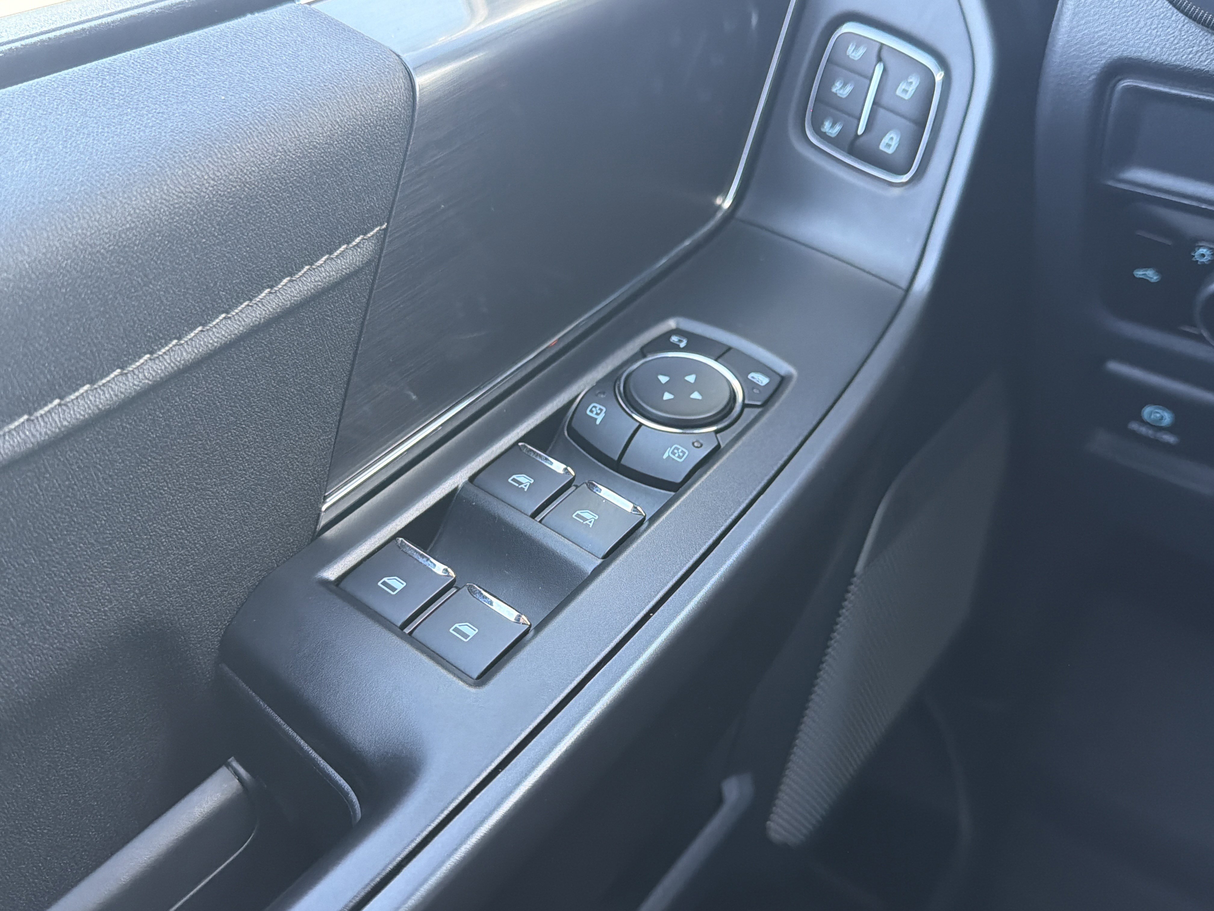 Used 2025 Ford F150 Lariat w/ Equipment Group 501A Mid image 23