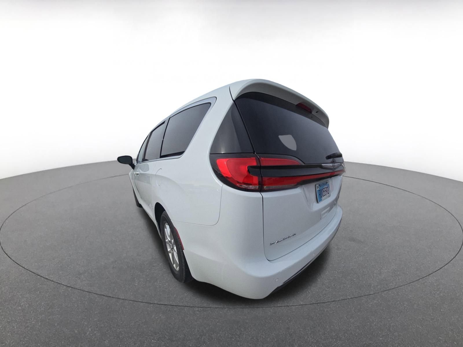 Used 2025 Chrysler Pacifica Select image 7