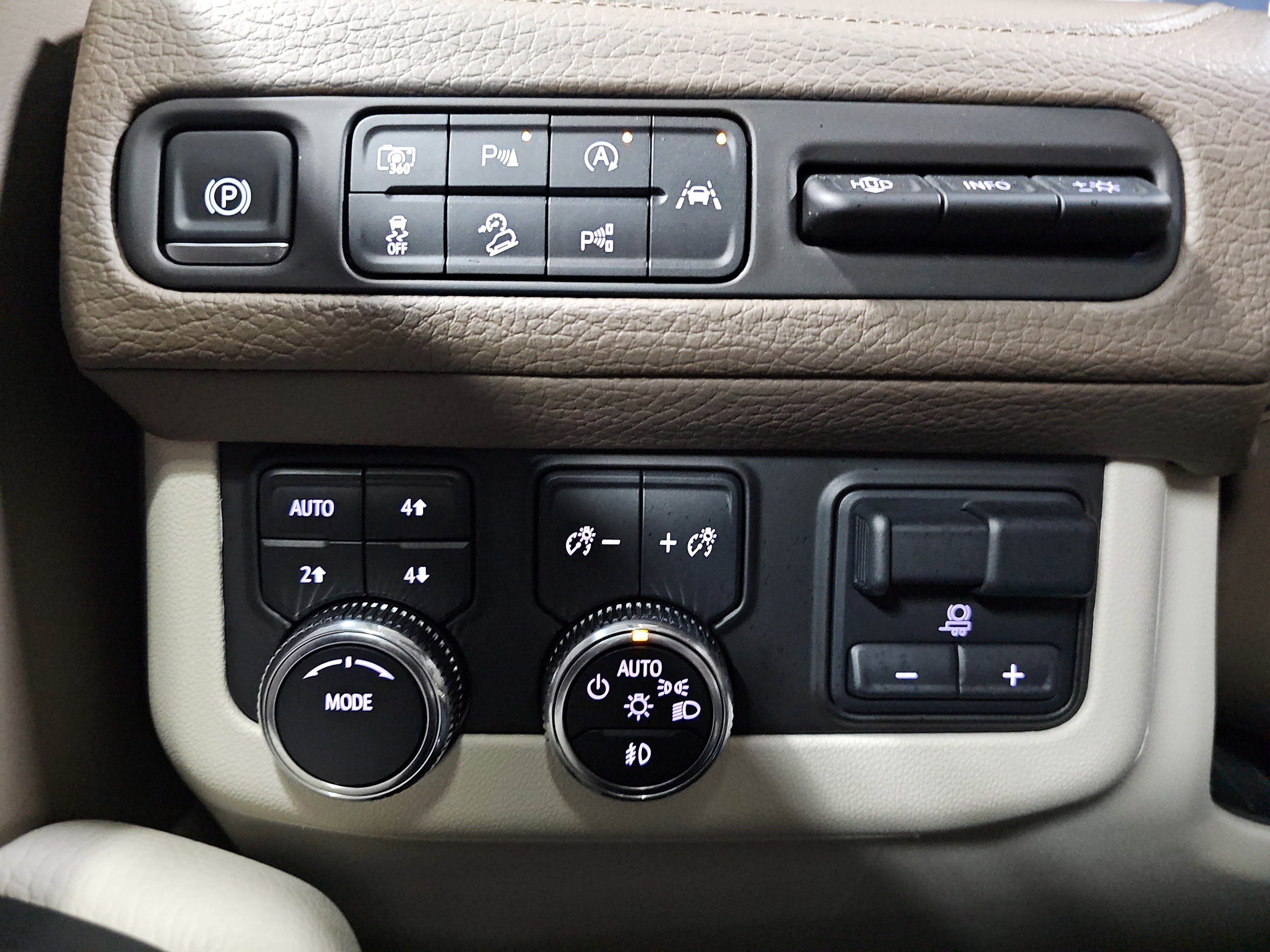 Used 2024 GMC Yukon Denali w/ Advanced Technology Package image 27