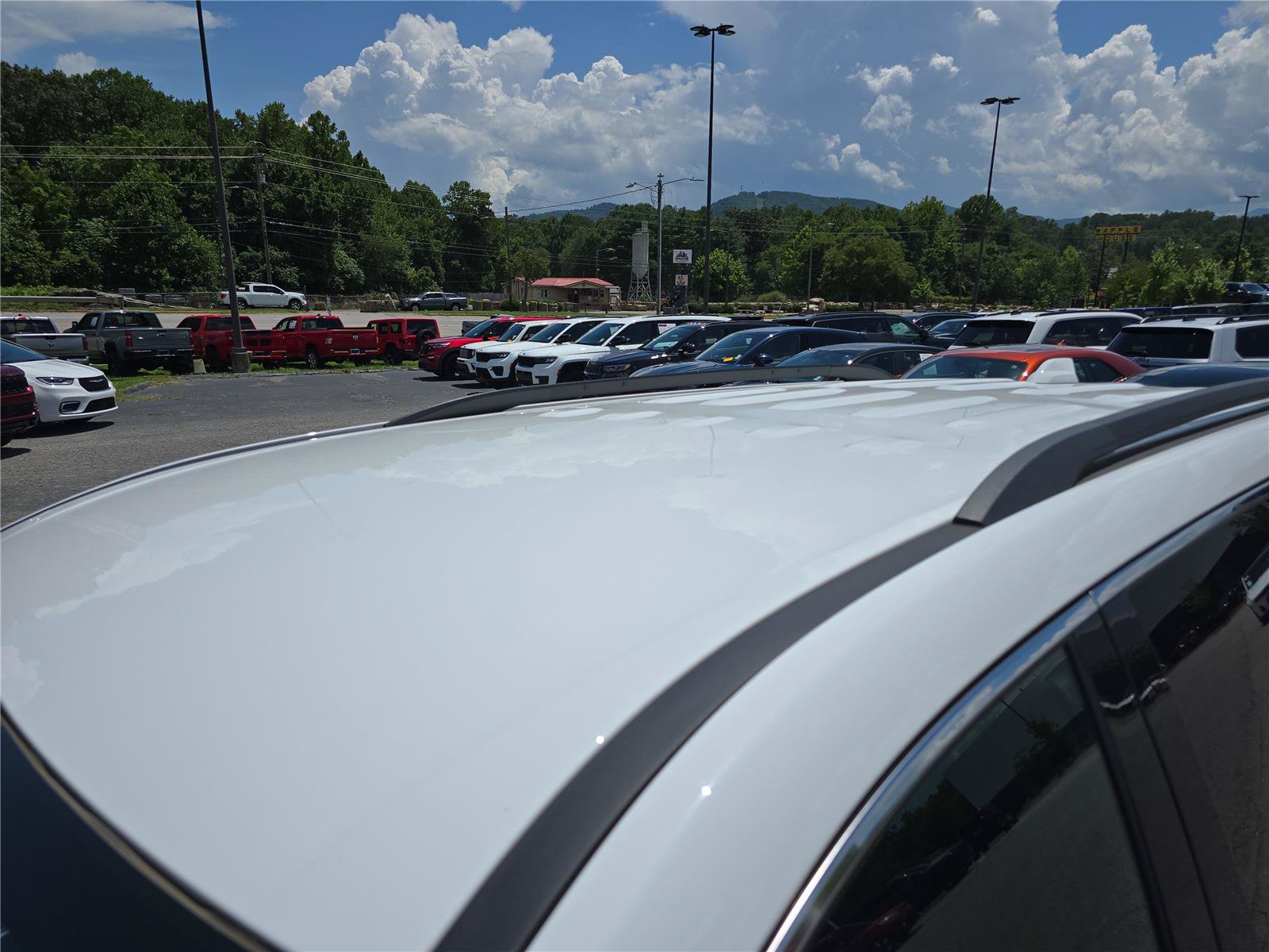 Used 2025 Chevrolet Traverse LT FWD image 11