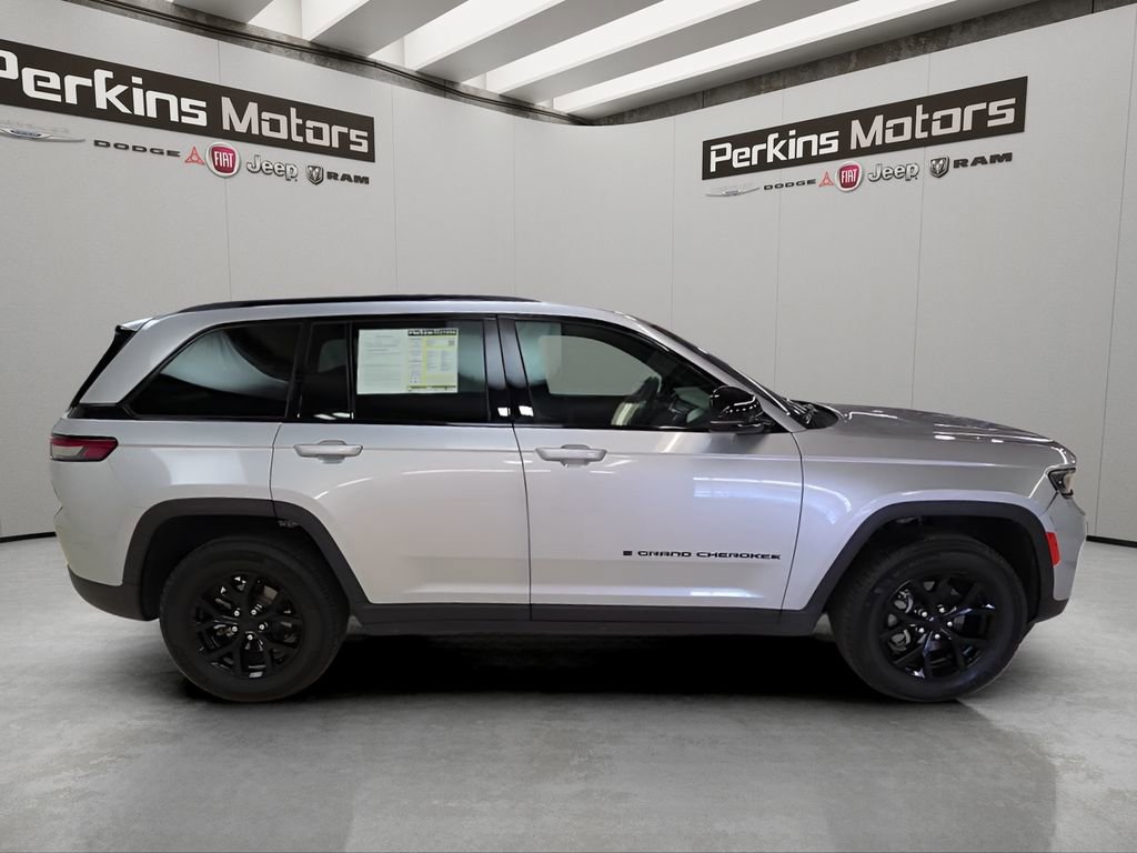 Used 2025 Jeep Grand Cherokee Altitude image 6