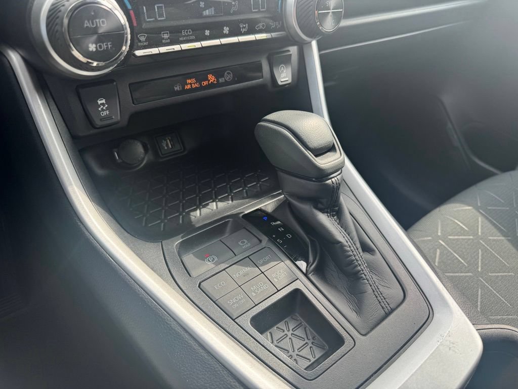 Used 2025 Toyota RAV4 XLE AWD/4WD image 13